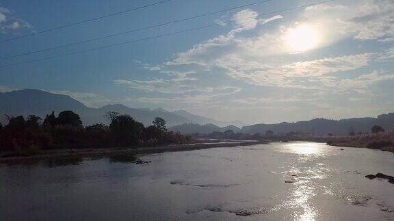 山水一色的河流