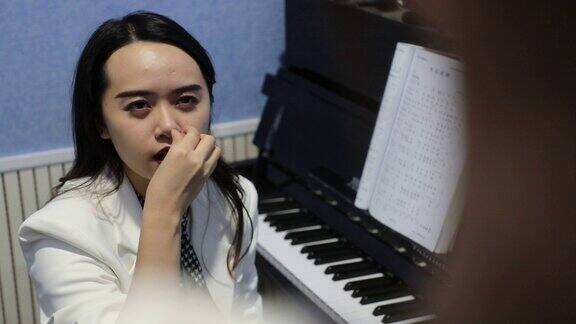 美女老师教唱高音弹钢琴