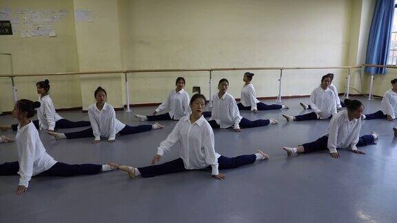 大学老师教学生跳舞舞蹈