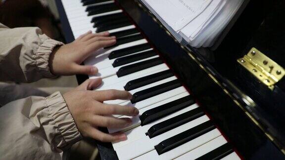 大学老师与学生练习弹钢琴