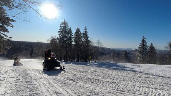 雪地摩托特写