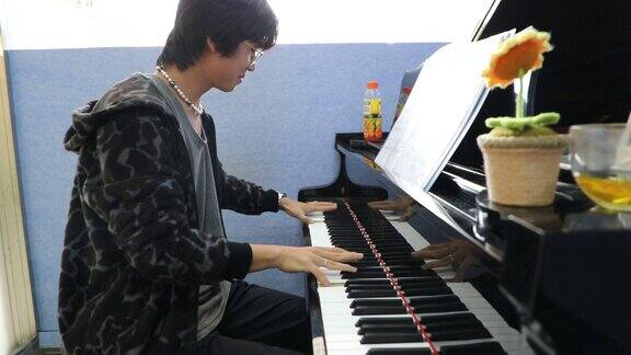 大学男孩学习弹钢琴