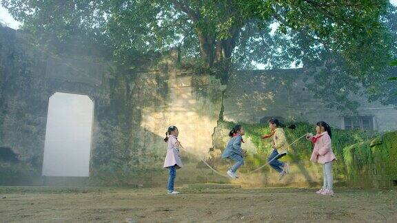 童年农村小学生跳绳快乐玩耍