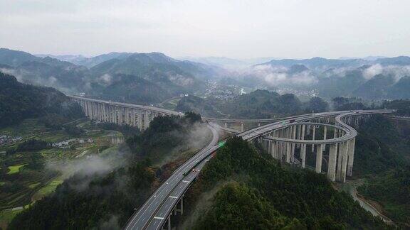 包茂高速湖南湘西吉首段，云雾中的高速公路