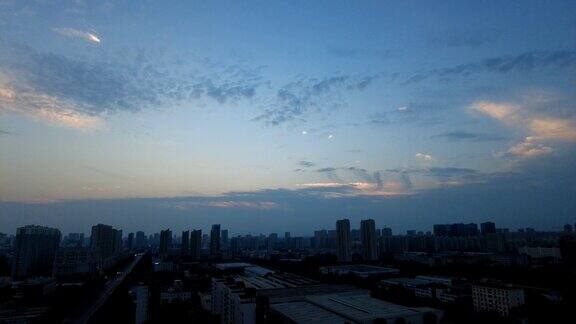 城市上空云层