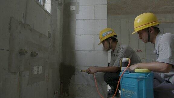 建筑工地施工工人进行实体检试验料口蓄水试验