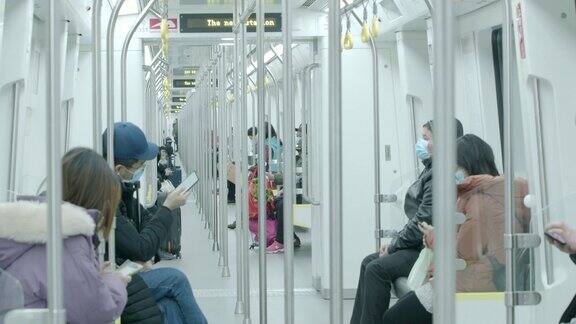 乘坐地铁的人们