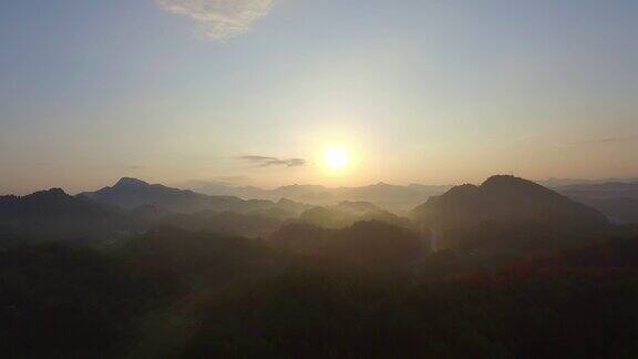  大山里的早晨日出 