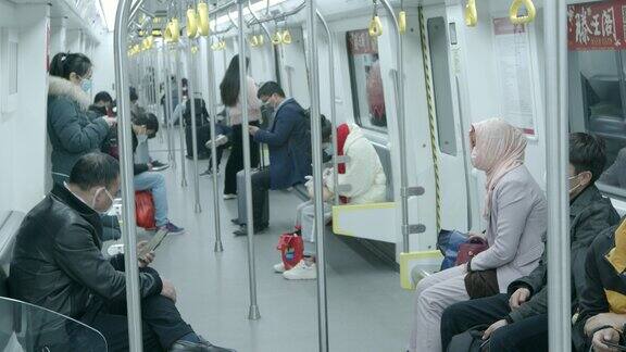 疫情期间地铁上带着口罩的人们
