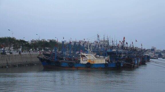 江河边停靠渔船