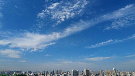 城市上空云层