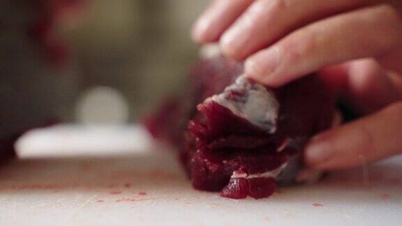 厨艺展示：新鲜羊肉的精准切割