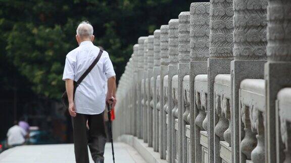 街道行人老年人生活广州西关路上行人城中村