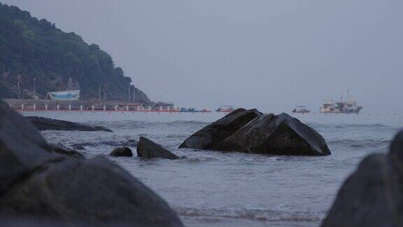 海边黄昏时分船只巡游