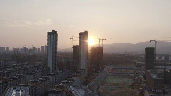 夕阳下建设中的城市工地