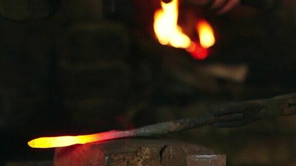 熔火之中：铁匠锻造的光与影