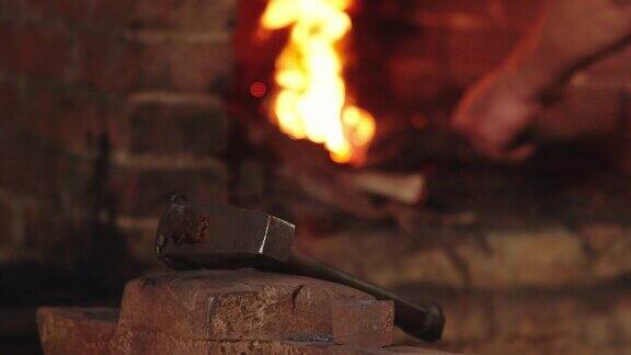古法铁匠：火光中的锻造艺术