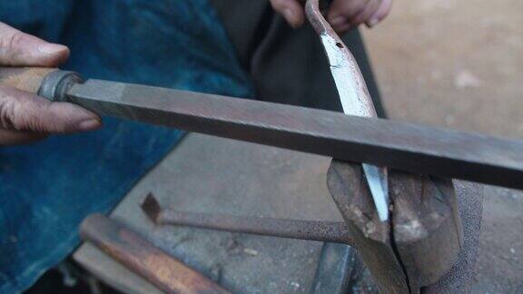 传统工艺：锻铁匠人的精密磨刀技术