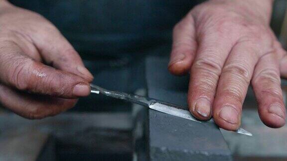 手工艺的传承：铁匠磨刀技艺展示