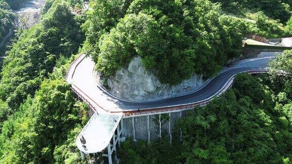 蜿蜒盘山公路航拍