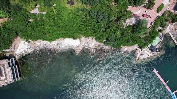 俯拍海浪拍打礁石海边游客