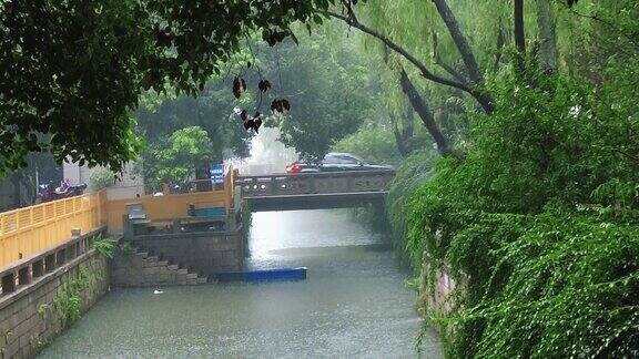 江南水乡下雨素材实拍