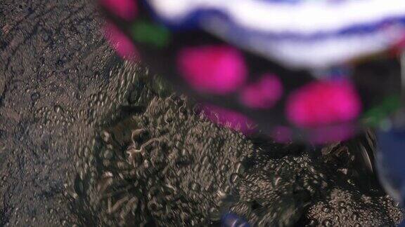 手工艺：紫手套在泥中的织物创作