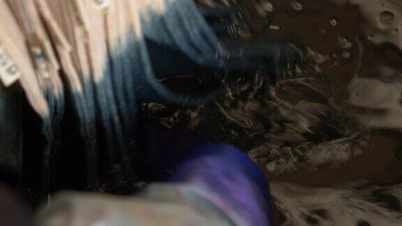 抽象泥土舞蹈：紫手套织物交织