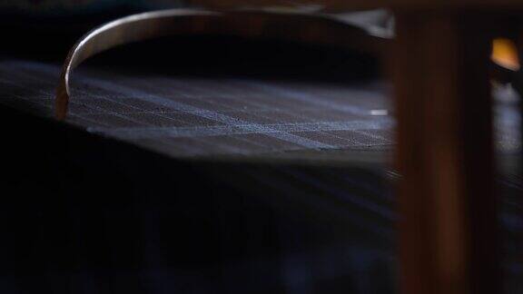 暗影中的手工艺：织布机的故事