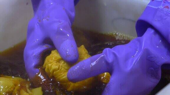 艺术染色：紫手套与金色布料的互动