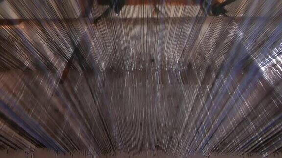 纺织匠心：传统手工织机操作