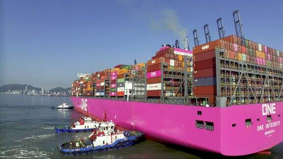 近距离拍摄巨型轮船停靠港口海岸装卸货物