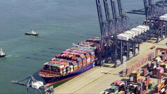 航拍海上货轮靠岸装卸集装箱货车运输集装箱