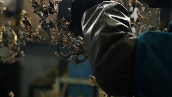 金属艺术的璀璨之花：精细铜树雕刻