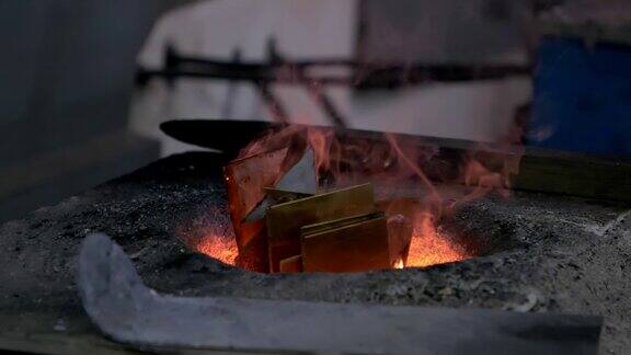金属铸造：炉火中的铜块熔化过程