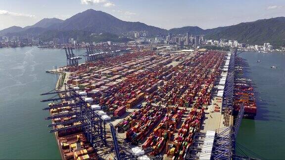 鸟瞰港口货轮装卸集装箱海上港口城市风景