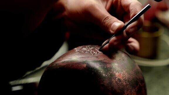 匠心铸造：手工雕刻铜壶艺术过程