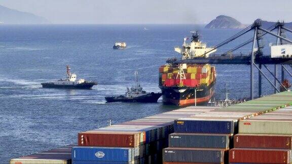 盐田港港口巨型货轮驶入港口实拍「单镜」