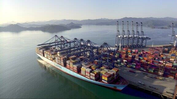 航拍港口靠岸货轮装卸集装箱货车装卸集装箱
