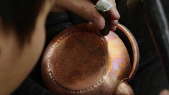 工匠精制铜壶：传统手工艺的现代传承