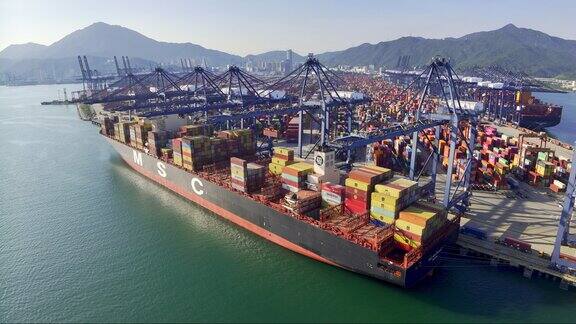 航拍盐田港巨型海运货船装卸集装箱「单镜」