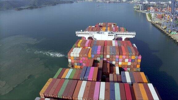 航拍装满集装箱的轮船驶入港口装卸集装箱