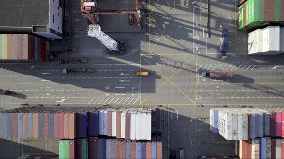 俯瞰港口码头货车装载运送集装箱「单镜」
