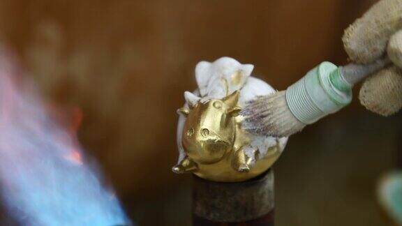 艺术铸造：金色小雕塑的制作过程