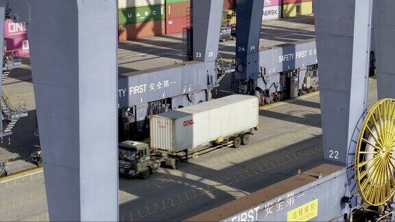 实拍港口货车高效便捷运输集装箱繁忙景象