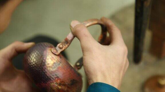 铜茶壶制造艺术：锤炼与细节雕刻