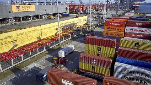 码头货轮装卸集装箱货车装卸集装箱「单镜」