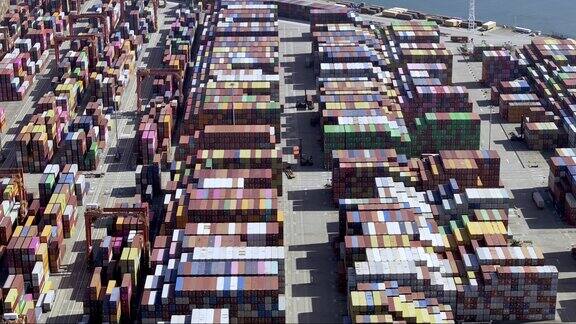航拍穿梭于港口集装箱仓库的货车「单镜」