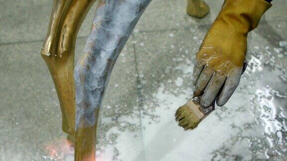 雕塑制作过程：金属鹿雕刻冷却与清洁