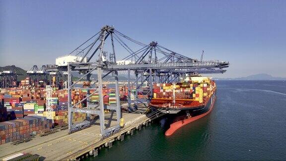 航拍港口货轮装卸集装箱塔吊装卸集装箱